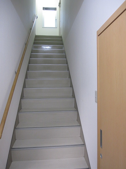 ２階に上がる階段です。階段もピカピカにワックスがけを